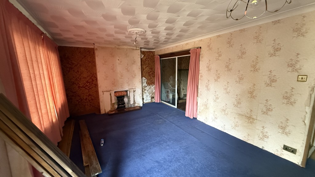 Lot: 39 - SEMI-DETACHED HOUSE FOR REPAIR AND REFURBISHMENT - Internal image of living room from entrance